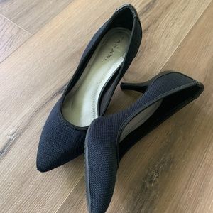 Never worn Tahari woman’s shoes heels 6.5